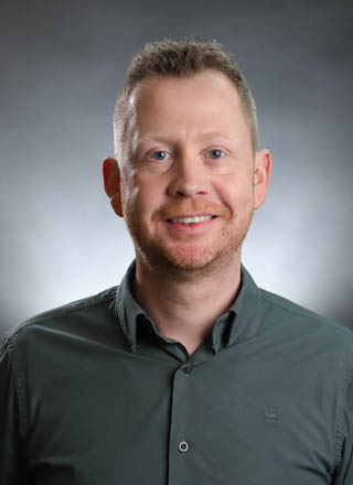 Foto Koen Wie zijn toch die mensen die alles weten van IAM, NIS2, DORA, SOC en SIEM? Dat zijn onze cybersecurityspecialisten. Met hen zit je aan tafel als je je bedrijf wilt beveiligen. En wil je bij ons komen werken, dan zijn dit ze: jouw nieuwe collega’s.