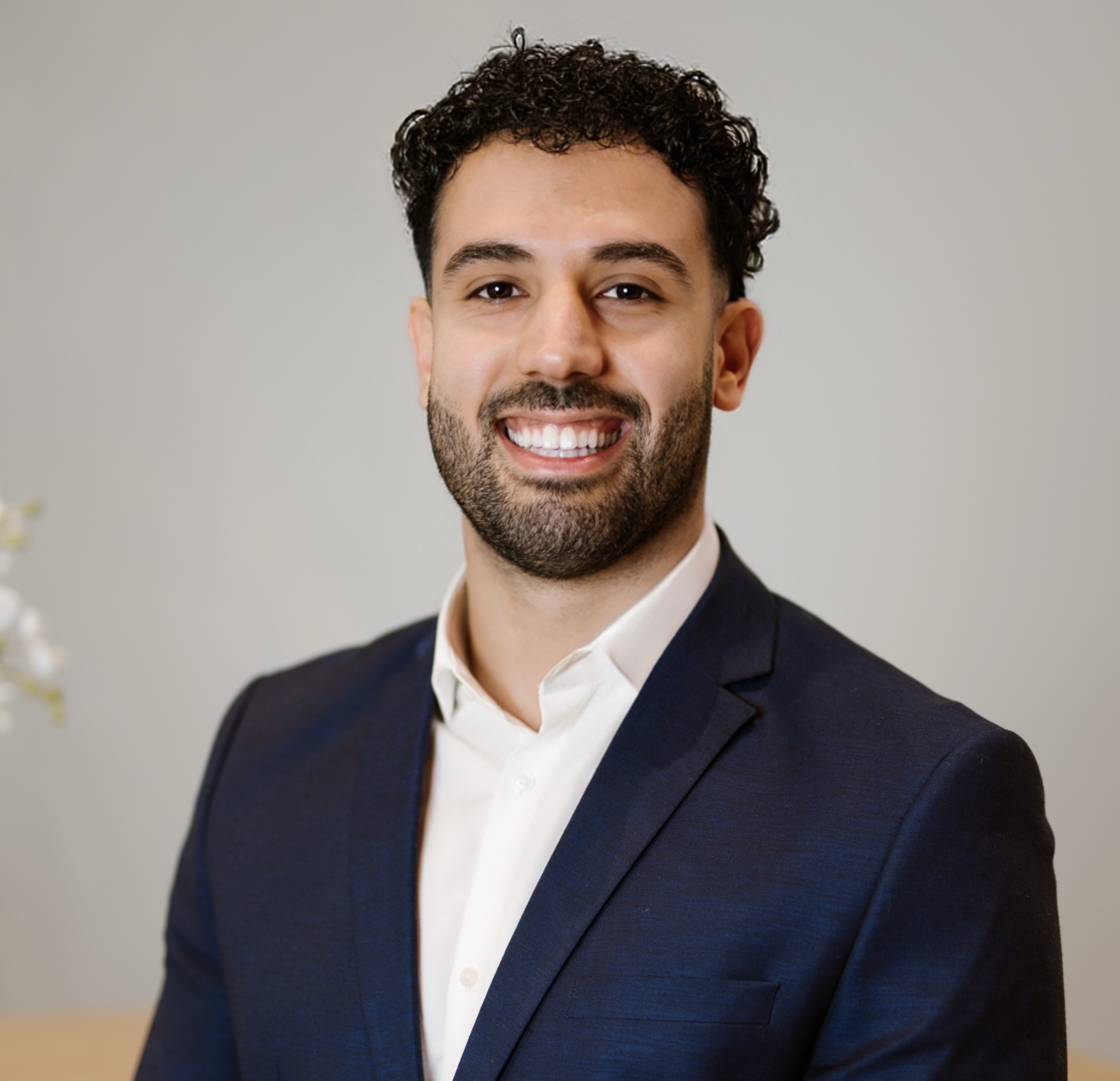 Niema Wie zijn toch die mensen die alles weten van IAM, NIS2, DORA, SOC en SIEM? Dat zijn onze cybersecurityspecialisten. Met hen zit je aan tafel als je je bedrijf wilt beveiligen. En wil je bij ons komen werken, dan zijn dit ze: jouw nieuwe collega’s.